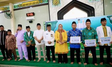Marlin & Jefridin Serahkan Insentif untuk Tokoh Agama di masjid Al Mujahidin SEI Beduk