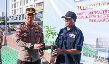 Bakti Sosial HUT Bhayangkara ke-78: Polres Metro Jakarta Barat Serahkan Beasiswa, bibit pohon kepada masyarakat dan Tanam Pohon