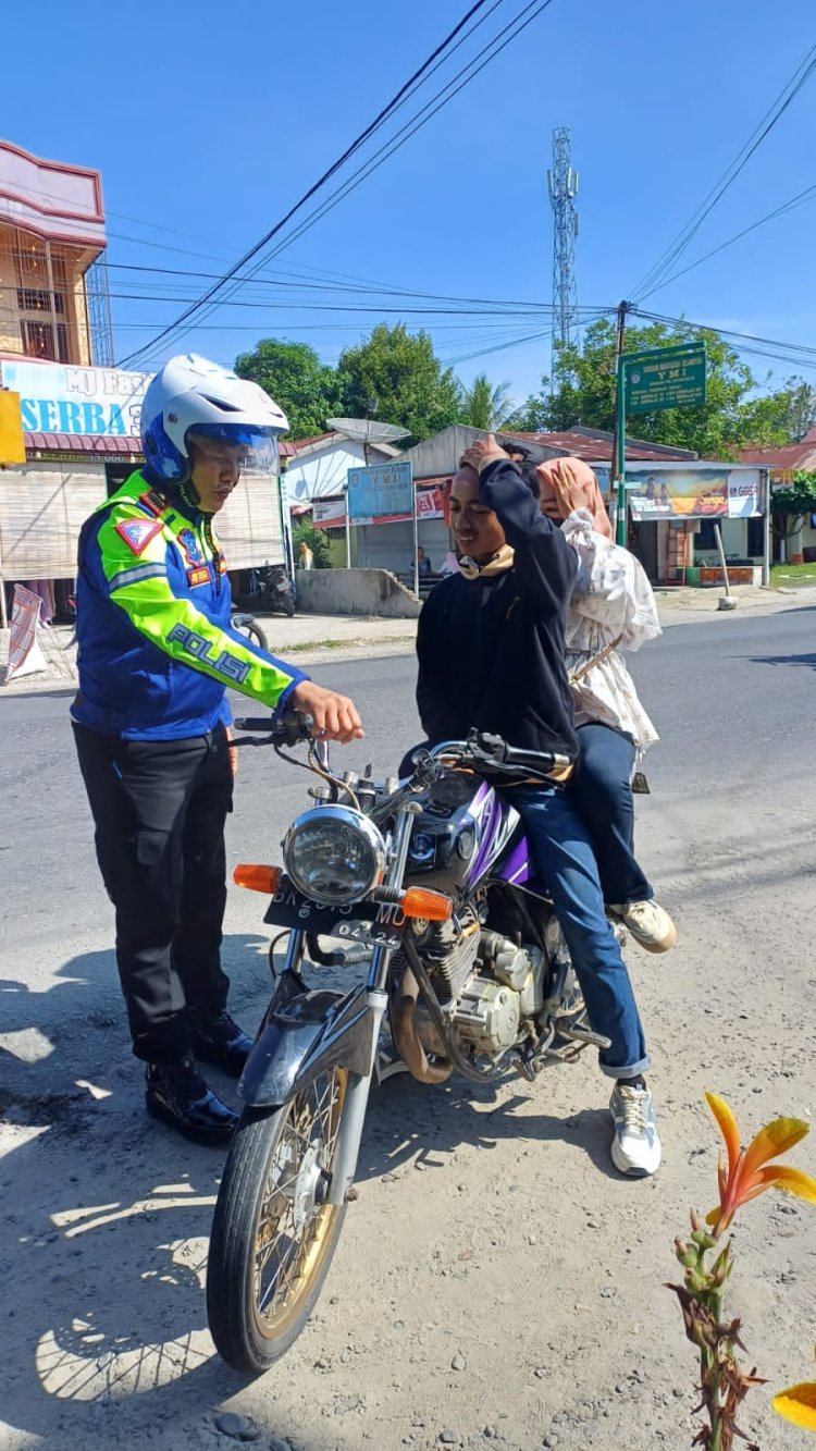 Antisipasi Terjadinya Kecelakaan Lalu Lintas, Kasat Lantas Polres Simalungun IPTU Jonni Lakukan Penilangan dan Sosialisasi Tertib Berlalulintas