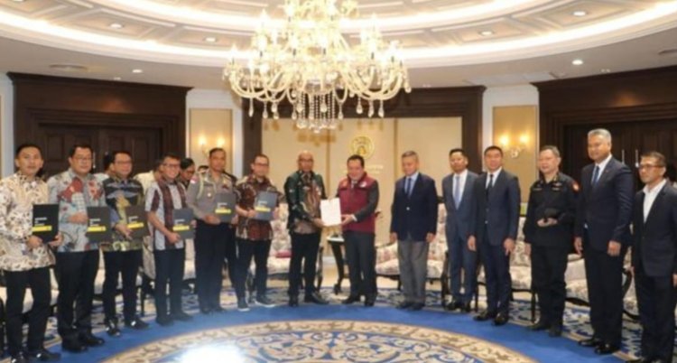 Polri Terima Penghargaan dari PM Thailand Tangkap Buronan Chaowalit