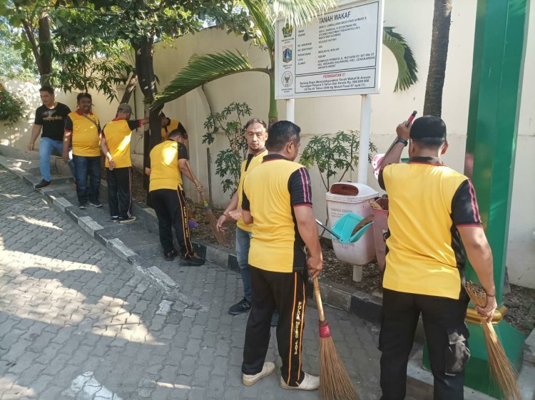 Sambut HUT Bhayangkara ke-78, Polsek Cengkareng Gelar Aksi Bersih Bersih di Masjid Al Ikhlas