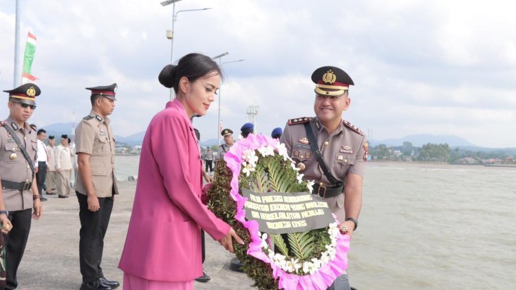 Sambut Hari Bhayangkara ke 78, Kapolres Lingga Pimpin Upacara Tabur Bunga Dilaut