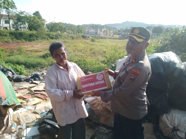 Kapolsek Sekupang Berikan Bansos Kepada Warga Yang Membutuhkan, Dalam Rangka HUT Bhayangkara Ke 78