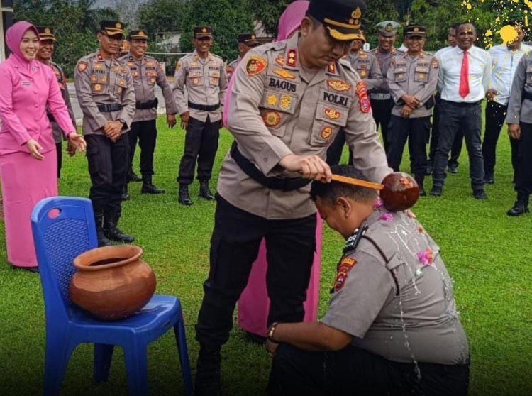 Kapolres Dharmasraya Pimpin Upacara Kenaikan Pangkat Personil Periode 1 Juli 2024