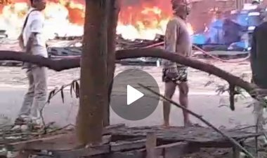 Breaking News: Kebakaran Hebat Melanda Rumah liar di Kampung Air Belakang Duta Mas Batam Center