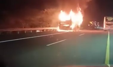 Viral Video Kebakaran Mobil di KM 685 Tol Jombang-Mojokerto