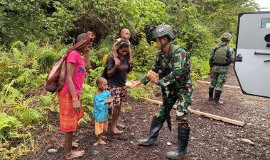 Sharing Brotherhood Love, Muara Residents Enthusiastically Welcome TNI Marines