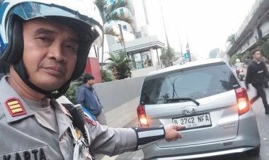 Polisi Jakarta Barat Bantu Pengemudi Mogok dengan Bensin dari Kendaraan Dinas