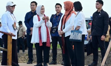 Presiden Joko Widodo dan Ibu Iriana Tinjau Simulasi Penggunaan Drone untuk Pemupukan di Merauke