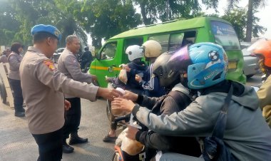 Jumat Berkah: Polsek Kalideres Berbagi Sarapan Pagi kepada Masyarakat