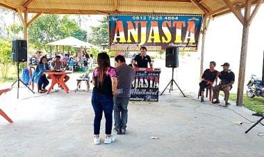 Hibur Pengunjung, Musisi Muda Idir Rawi Tampil di Pantai Agro Desa Legundi