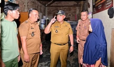 Bupati Lampung Selatan Berikan Bantuan Bedah Rumah Kepada Dua Warga Kecamatan Kalianda