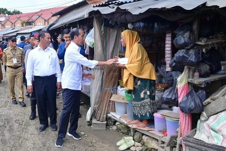 Presiden Joko Widodo dan Ibu Iriana Memantau Stabilitas Harga dan Interaksi dengan Pedagang di Pasar Sentral Palakka
