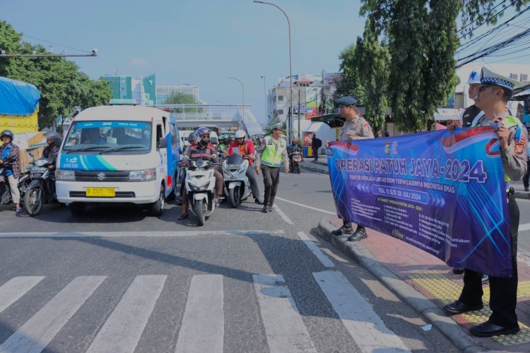 Operasi Patuh Jaya 2024, Satlantas Polres Metro Jakbar Bagikan Helm dan Jaket Kepada Pengendara