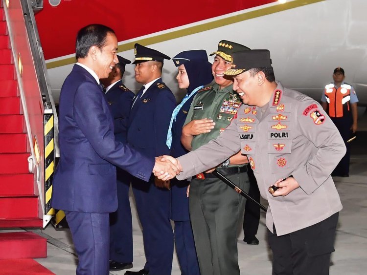 Presiden Joko Widodo Tiba di Pangkalan TNI AU Halim Perdanakusuma Setelah Kunjungan Kenegaraan di Abu Dhabi