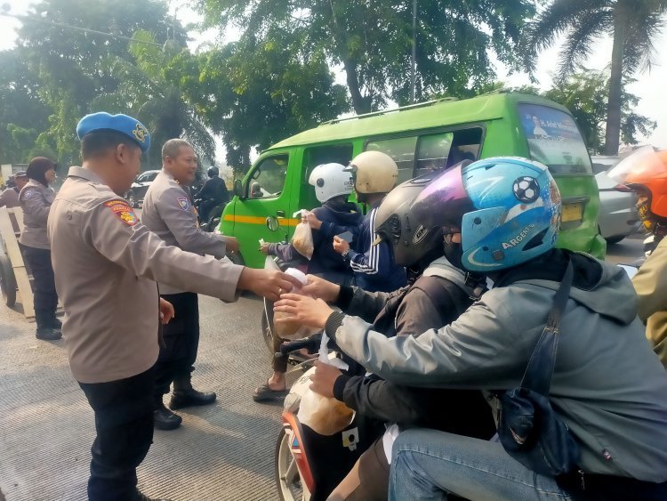 Jumat Berkah: Polsek Kalideres Berbagi Sarapan Pagi kepada Masyarakat