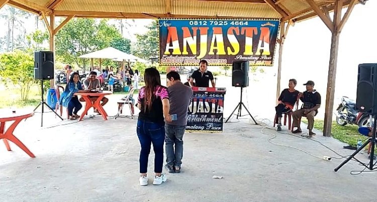 Hibur Pengunjung, Musisi Muda Idir Rawi Tampil di Pantai Agro Desa Legundi