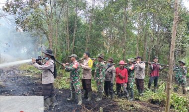 Polres dan TNI Bersama Masyarakat Padamkan Kebakaran Hutan di Desa Simpang Gaung