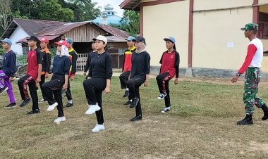 Prajurit Satgas TMMD Ke 121 Kodim 1210/Landak Latih Paskibraka Secara Cepat Dan Tepat Tingkat Kecamatan Air Besar