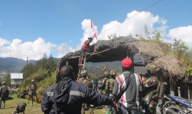 HABEMA WITH THE COMMUNITY, RAISED THE INDONESIAN FLAGS IN KAGO RESIDENTS HOUSES