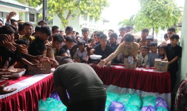 Korem 132/Tdl Bersama Masyarakat Melaksanakan Sholat Jumat Dan Berbagi Berkah