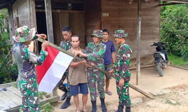 Jelang HUT RI Ke-79, Anggota Satgas TMMD Ke 121 Kodim 1210/Landak Bagikan Bendera Merah Putih Untuk Warga