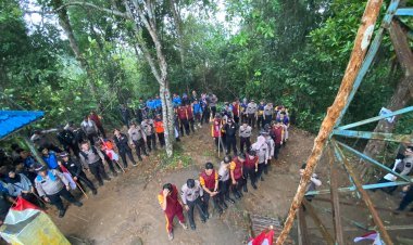 Mendaki Gunung Bintang Untuk Pemasangan Bendera Merah Putih
