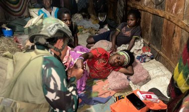 Tim Kesehatan Habema Sigap Tangani Warga Sakit di Honai Kampung Wombru