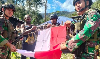 Warga Milawak Antusias Kibarkan Merah Putih Bersama Prajurit Habema