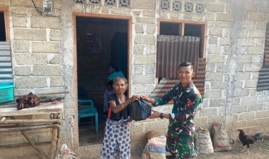 MERDEKA DARI KELAPARAN, POS NINO SATGAS YONKAV 6/NAGA KARIMATA BERIKAN SEMBAKO UNTUK MASYARAKAT