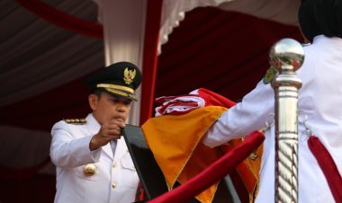 Pj Bupati Erisman Yahya  Pimpin  Langsung Penurunan Bendera HUT KE-79 RI Berjalan Hikmat