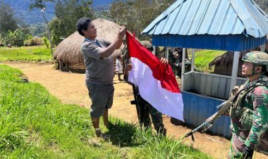 Warga Yenggernok Antusias Kibarkan Merah Putih Bersama Prajurit Habema