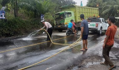Cepat Tanggap Sat Lantas Polres Muara Enim Lakukan Tindakan Tumpahan Batu Bara Di Jalan