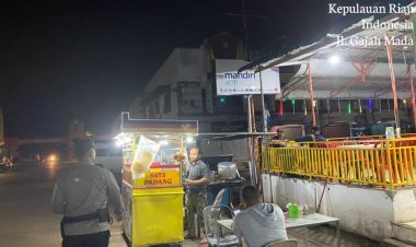 Batara Biru Sekupang Berikan Himbauan Kamtibmas Kepada Pedagang Kaki Lima Di Malam Hari