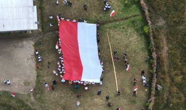 The Excitement Of The Indonesian Flag Raising And Carnival By Habema And The Sinak Community