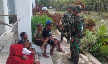 Warga Kokamu Sambut Hangat Komsos Marinir Habema