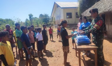 Pos Oepoli Sungai Satgas Yonkav 6/NK Berikan Bantuan Baju Training Kepada Sekolah Perbatasan