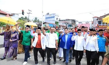 Ribuan Pendukung Meriahkan Pendaftaran Pasangan Berkelas, Kelmi-Asparaini di KPU Rohul