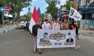 Ronny Wahyono-Wahyu Saptono Hadi Resmi Daftar Calon Bupati Pacitan, Ditemani Istri Tercinta dan Ratusan Simpatisan