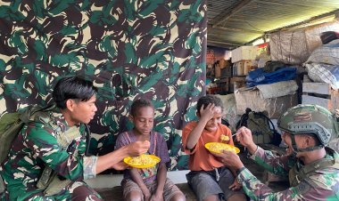 PRAJURIT HABEMA BERKOMSOS AJAK ANAK-ANAK KAGO SANTAP SIANG BERSAMA