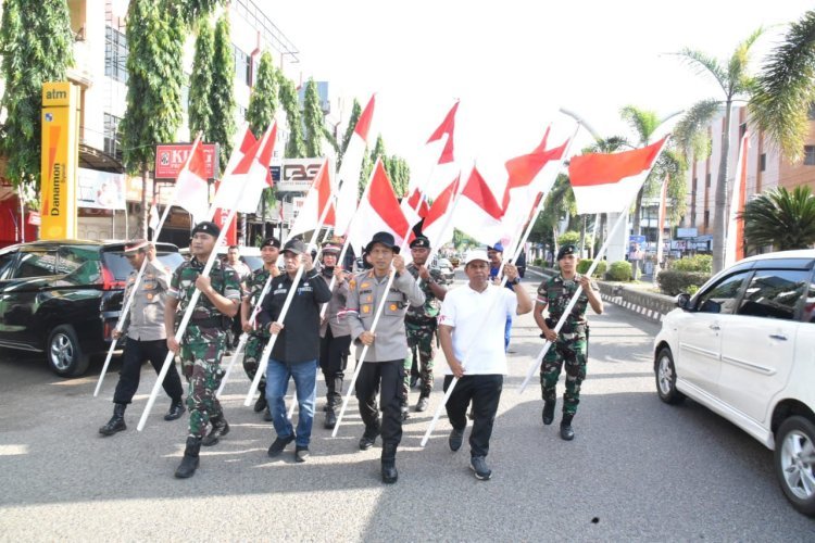 Jelang Hut RI Ke - 79, Polres Bireuen Bersama TNI Dan Pemda Gelar Gotong Royong Serta Pasang 1000 Bendera Merah Putih