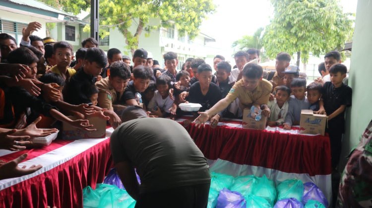 Korem 132/Tdl Bersama Masyarakat Melaksanakan Sholat Jumat Dan Berbagi Berkah