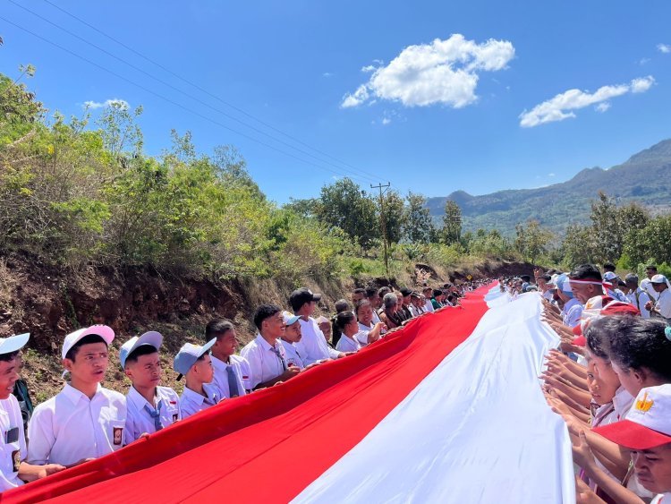SSK II Satgas Yonkav 6/NK Kibarkan Bendera Raksasa di Perbatasan RI-RDTL