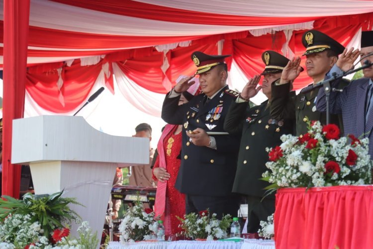 Dibikin Romantis Kapolres Didampingi Ketua Bhayangkari Simalungun Ikuti Upacara HUT RI Ke 79