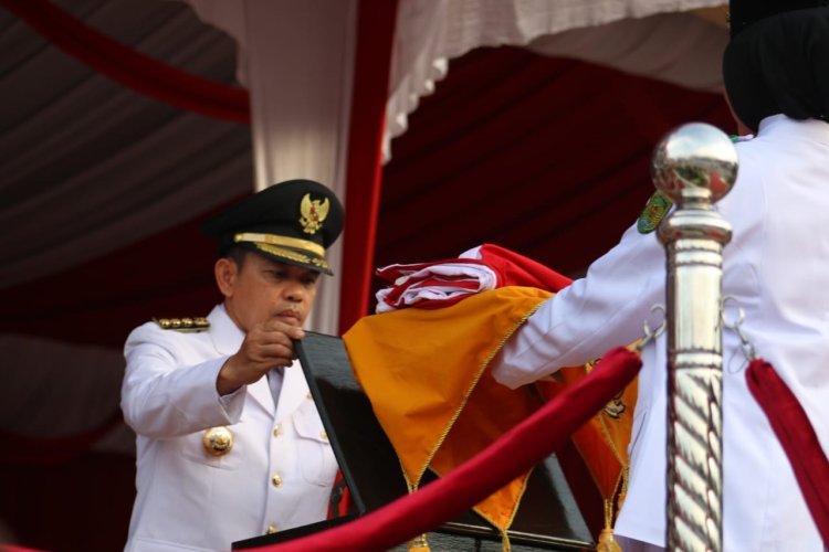 Pj Bupati Erisman Yahya  Pimpin  Langsung Penurunan Bendera HUT KE-79 RI Berjalan Hikmat