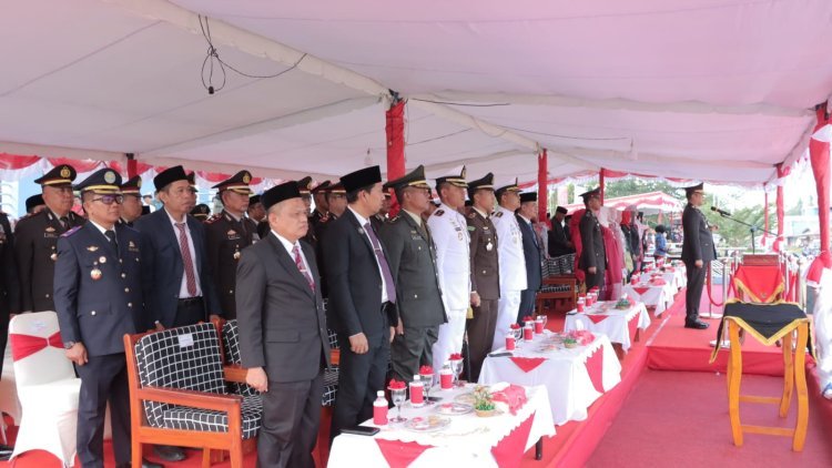 Kapolres Lingga Pimpin Upacara Penurunan Bendera HUT ke-79 RI dengan Penuh Khidmat