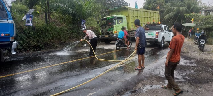 Cepat Tanggap Sat Lantas Polres Muara Enim Lakukan Tindakan Tumpahan Batu Bara Di Jalan