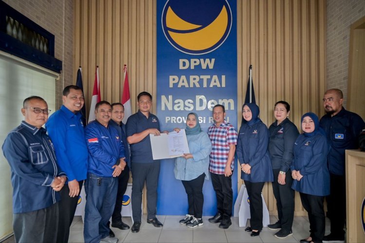 Kasmarni Calon Bupati Bengkalis Terima Dokumen Model B.Tanda Persetujuan Partai Nasdem Sebagai syarat jadi Bupati
