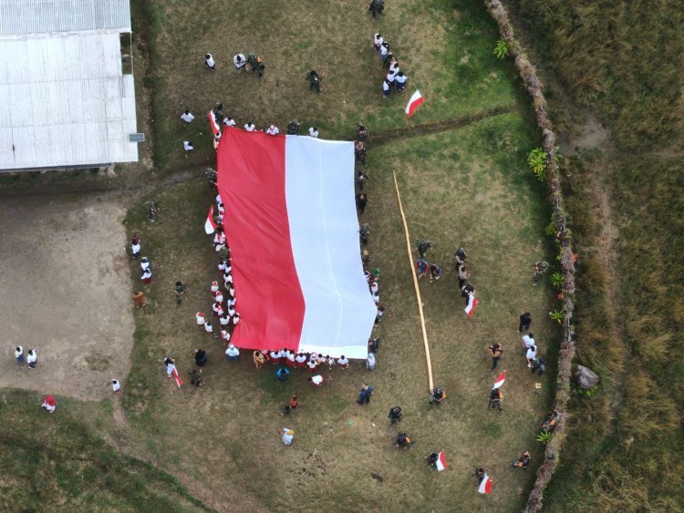 The Excitement Of The Indonesian Flag Raising And Carnival By Habema And The Sinak Community