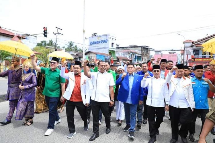 Ribuan Pendukung Meriahkan Pendaftaran Pasangan Berkelas, Kelmi-Asparaini di KPU Rohul
